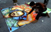Barghouthi placé en isolement - image 2.0 Un Palestinien dessine un portrait de Marwan Barghouthi... (Archives Reuters) - image 2.0