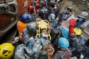 Séisme au Népal: le bilan monte à 6204 morts - image 1.0 Le miracle du sauvetage de Pemba Lama est... (PHOTO ADNAN ABIDI, REUTERS) - image 1.0