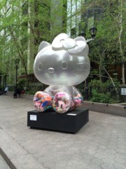 New York, galerie à ciel ouvert - image 3.0 La sculpture Hello Kitty de Sebastian Masuda... (PHOTO FOURNIE PAR LE HAMMARSKJOLD PLAZA) - image 3.0