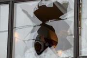Jets de pierre à l'ambassade de Turquie à Moscou - image 2.0 Une des vitres brisées par les manifestants de... (PHOTO KIRILL KUDRYAVTSEV, AFP) - image 2.0