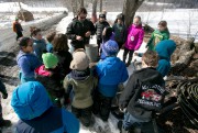 Mangez local: De la ferme à l'école - Image 5.0 Paul Lambert, propriétaire de Silloway Farms, explique aux étudiants ... (PHOTO FRANÇOIS ROY, UNE PRESSE) - image 5.0