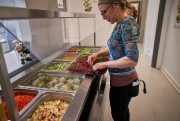 Mange local: De la ferme à l'école - Picture 9.0 Sophie Cormier Rondeau, Agente Alimentaire Alimentaire explique que 98% des aliments ... (PHOTO ANDRÉ PICHETTE, LA PRESSE) - 9.0 images