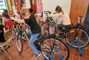 Mangez local: De la ferme à l'école - Image 11.0 Elèves de 2e année, pédale Malik Doucet et Naomy Corbin ... (ANDOTE PICHETTE, PHOTO, PRESSE) - 11,0