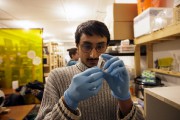 Biopiratage: bricoleurs du vivant - image 2.0 Brico Bio achète de l'équipement en ligne. Ses... (PHOTO OLIVIER JEAN, LA PRESSE) - image 2.0