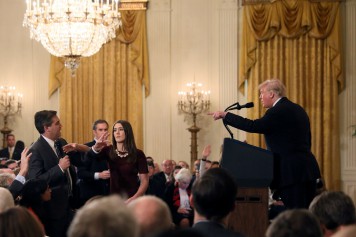 Accréditation retirée: un juge donne raison à CNN contre Trump
