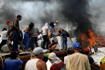 Venezuela: un camion d'aide humanitaire incendié par la police