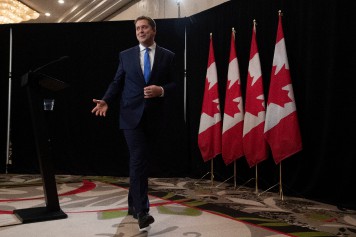 Andrew Scheer confirme qu'il reste et fustige Justin Trudeau