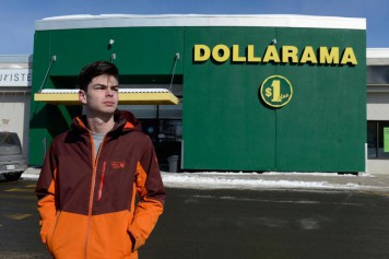 Pratique discriminatoire envers les jeunes: un ado fait fléchir Dollarama