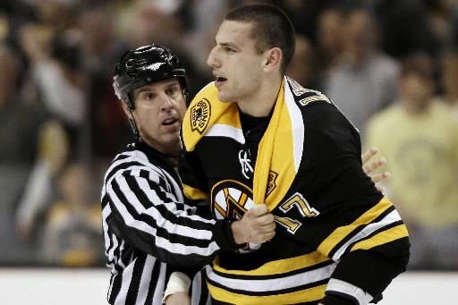 Une atmosphère propice à gagner «Ce n'était pas prémédité. Lucic a été cinglé... (Photo: Boston Globe)