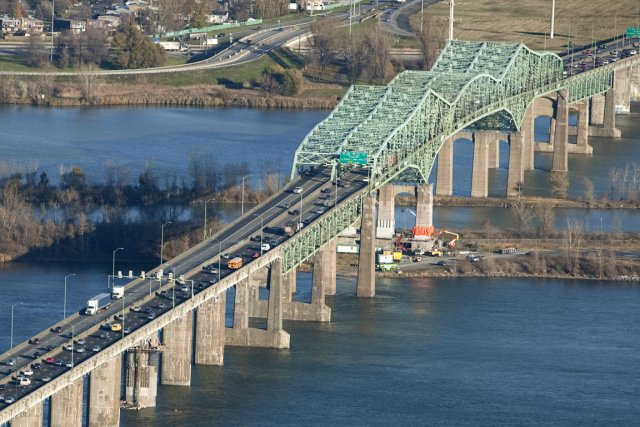 Pont Champlain à Montréal, needs major repairs. Glad there is hwy 30 ...