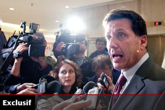 Le ministre des Transports, Pierre Moreau, a été talonné par les journalistes jeudi au forum sur les infrastructures routières organisé par le Conseil du patronat. Il exclut la tenue d'une enquête publique sur l'industrie de la construction, malgré les révélations embarrassantes de l'Unité anticollution de son propre ministère. Le ministre des Transports, Pierre Moreau, a été... (Photo: Marco Campanozzi, La Presse)