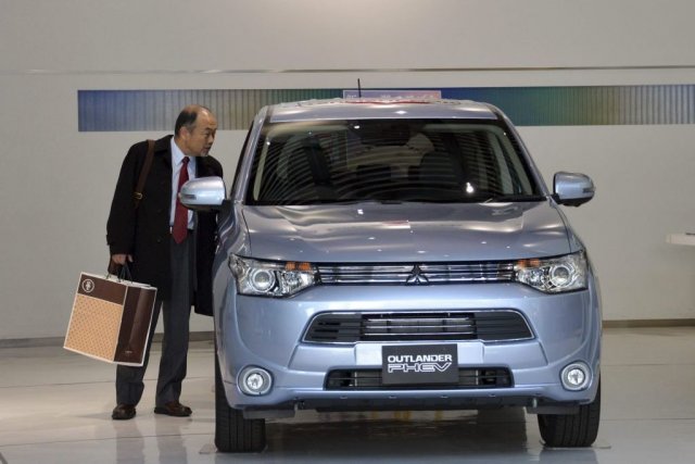 Mitsubishi: surchauffe de batterie lithium-ion d'une voiture électrique Après avoir mis en charge la batterie lors... (Photo Yoshikazu Tsuno, Agence France-Presse)