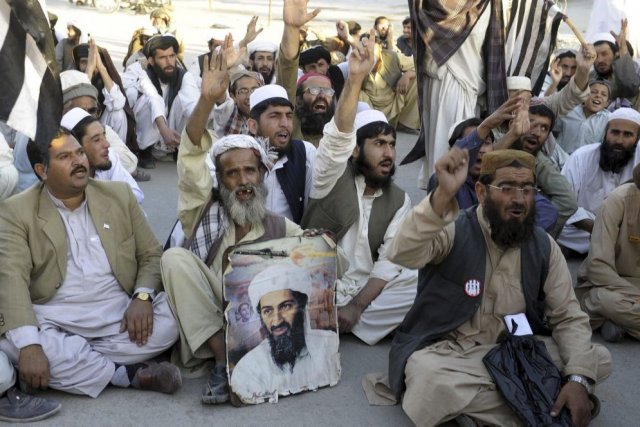 Pakistan: 500 islamistes rendent hommage à ben Laden Les quelque 450 manifestants, menés par la faction... (Photo Banaras Khan, Agence France-Presse)