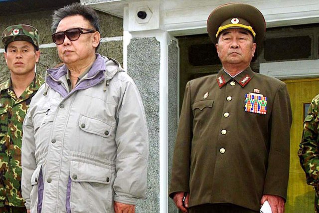 Pyongyang remplace son ministre de la Défense Kim Kyok-sik (à droite), que l'on voit ici... (PHOTO ARCHIVES AP/KCNA)
