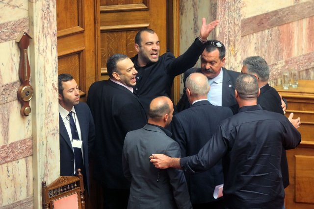 La Grèce va désarmer ses députés à l'entrée du parlement Après un incident de séance ayant conduit vendredi... (Photo Agence France-Presse)
