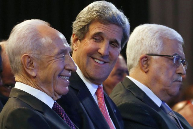 Colonisation israélienne : Kerry intervient pour le processus de paix Le secrétaire d'État américain John Kerry est entouré... (PHOTO JIM YOUNG, AFP)