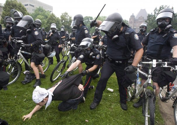 Manifestations au G-20 : début du procès de l'agent Andalib-Goortani La vaste majorité des quelque 1100 personnes arrêtées... (Photo Darren Calabrese, archives La Presse Canadienne)
