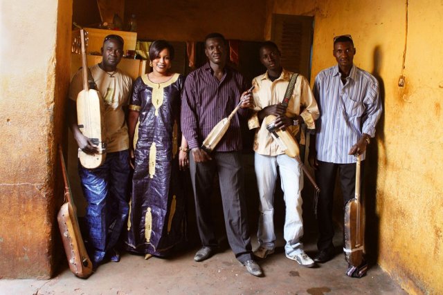 Bassekou Kouyaté et son groupe Ngoni ba.... (Photo : Thomas Dorn)