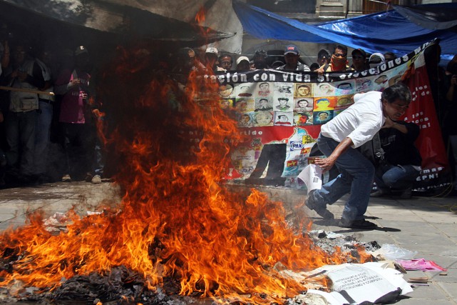 Mexique: le parti du président Nieto obtient la majorité Dans la journée, plusieurs incidents s'étaient déroulés dans... (PHOTO PATRICIA CASTELLANOS, AFP)