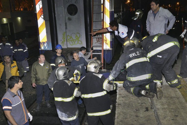 Buenos Aires crie au sabotage après un accident ferroviaire Deux trains de banlieue sont entrés en collision... (PHOTO GUSTAVO GAVOTTI, AFP)