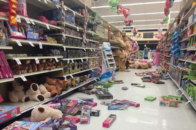 Un séisme de magnitude 7,1 secoue l'Alaska Un supermarché Safeway de la péninsule de Kenaï a été... (PHOTO AP)