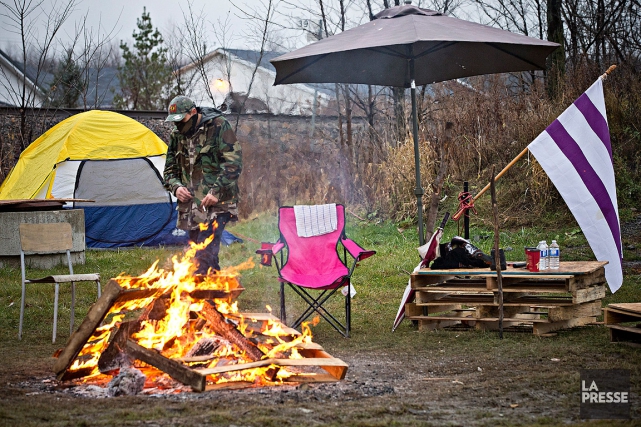 AMT Candiac-Montréal: le service reprendra jeudi matin Des militants mohawks de Kahnawake ont bloqué le pont... (PHOTO Patrick Sanfaçon, La Presse)