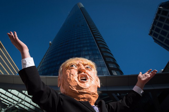 Google Maps s'excuse pour l'appellation «Dump Tower» Un manifestant arborait un visage géant de Donald... (PHOTO DARRYL DYCK, ARCHIVES PC)