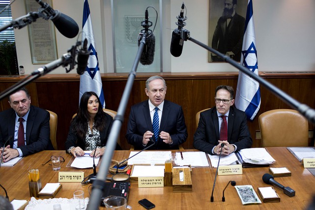 Nétanyahou voudrait discuter de l'Iran avec Trump Le premier ministre israélien Benyamin Nétanyahou (au centre) est... (Photo Abir Sultan, AP)
