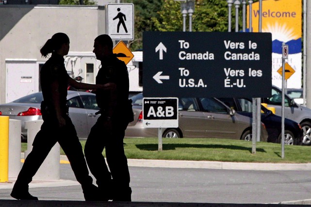 Des migrants entrés par un poste-frontière renvoyés aux États-Unis Avec l'afflux de demandeurs d'asile depuis deux mois... (PHOTO DARRYL DYCK, ARCHIVES LA PRESSE CANADIENNE)