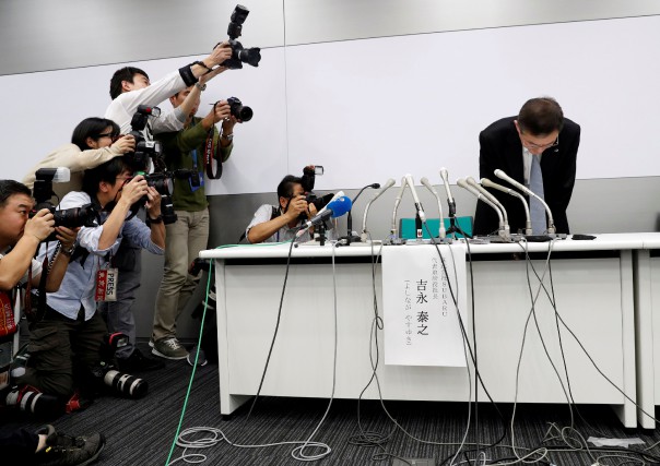 SUBARU-SCANDAL/ Le grand patron de Subaru Yasuyuki Yoshinaga, s'incline... (photo REUTERS)