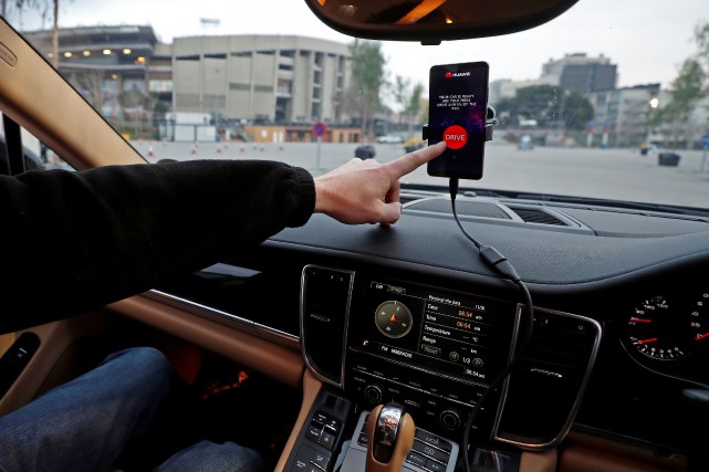 TELECOMS-MOBILEWORLD/DRIVERLESS CAR Un ingénieur s'apprête à enclencher l'appli qui dirige... (photo REUTERS)