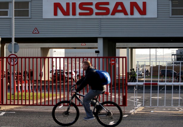 FILES-BRITAIN-JAPAN-AUTO-CUTS-COMPANY-NISSAN Face à la chute des ventes de véhicules... (photo AFP)