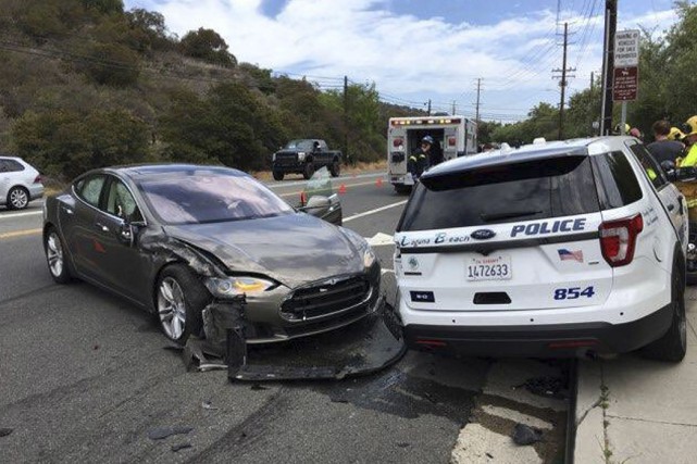 Tesla Crash Cette photo fournie par la police de Laguna... (Photo police de Laguna Beach, via AP)