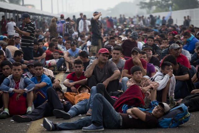 Agglutinés à la frontière mexicaine, des milliers de migrants espèrent toujours