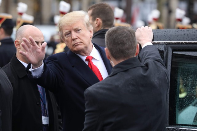 Donald Trump salue la foule lors de son... (Photo LUDOVIC MARIN, Agence France-Presse)