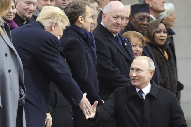 Le président russe Vladimir Poutine serre la main... (Photo Ludovic Marin, Associated Press)