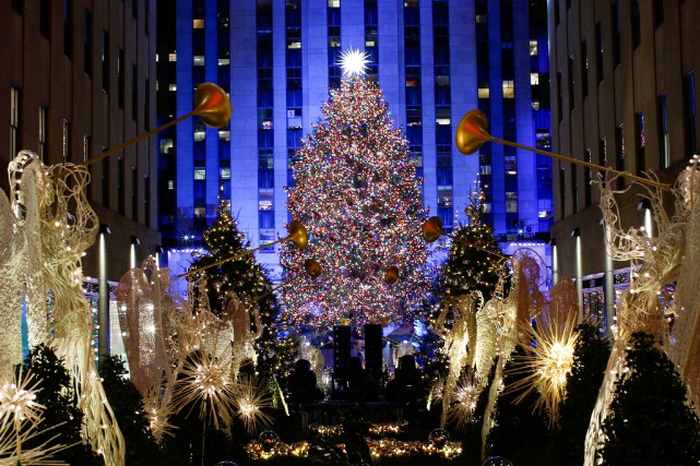 Le sapin du Rockefeller Center illuminé à New York  Nouvelles