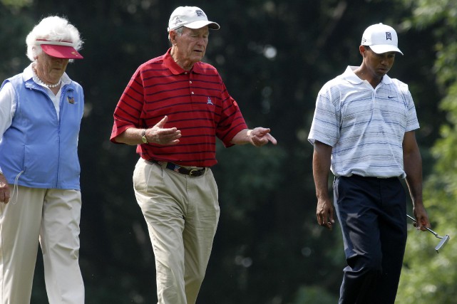 Tiger Woods rend hommage à George H. W. Bush, passionné de golf