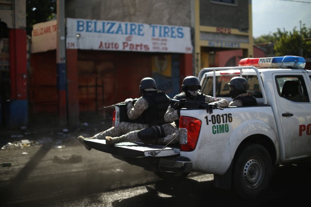 Une patrouille à Port-au-Prince.... (Photo ANDRES MARTINEZ CASARES, archives REUTERS)