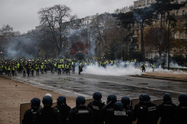«Gilets jaunes»: la France suspend la hausse des taxes sur les carburants