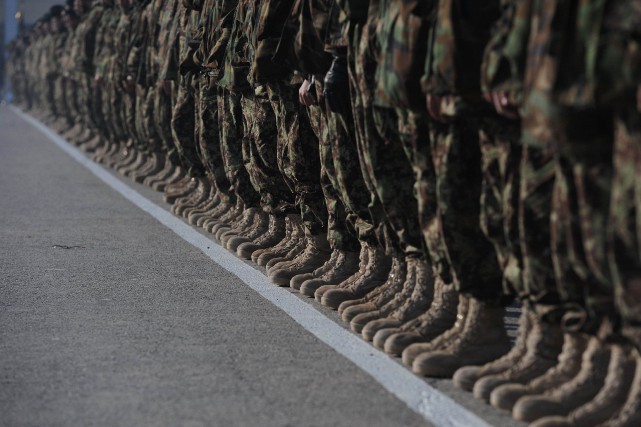 Premiers entraînements mixtes pour des femmes rejoignant les Marines Newly graduated Afghan National Army (ANA) soldiers stand... (Photo SHAH MARAI, archives AFP)