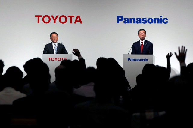 Batteries d'automobiles : Panasonic et Toyota créent une coentreprise Le PDG de Toyota Akio Toyoda (à g.)... (Photo d'archives Toru Hanaï, Reuters)