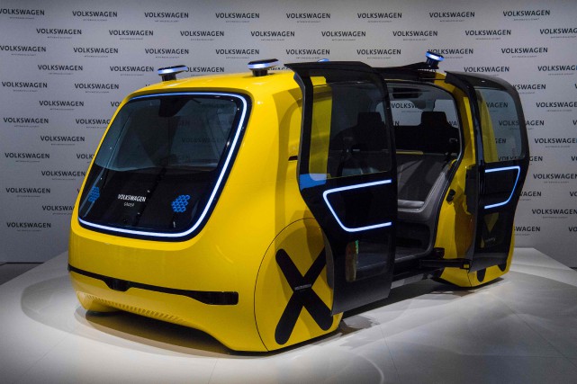 Un axe allemand BMW-Daimler-Volks se forme pour développer la voiture autonome La Volkswagen autonome «Sédric» en montre au siège social... (Photo JOHN MACDOUGALL, AFP)