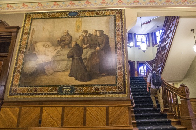 Les 12 fresques se trouvent dans le bâtiment... (PHOTO AP)