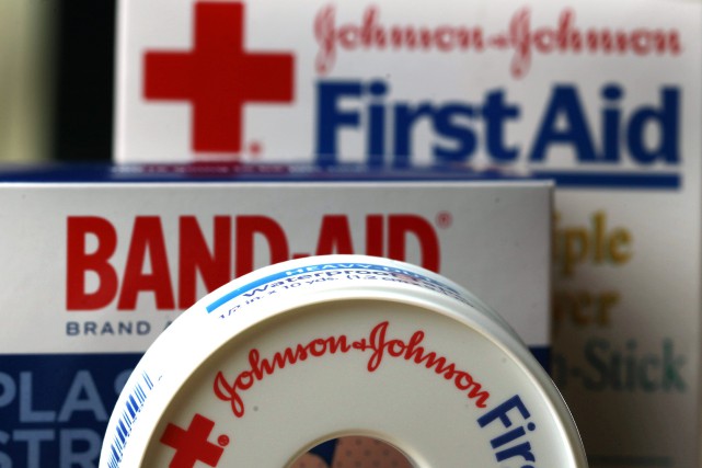 Johnson & Johnson investit 3,4 milliards dans la chirurgie robotique Johnson & Johnson, qui ambitionne de « simplifier la... (Photo John Raoux, AP)