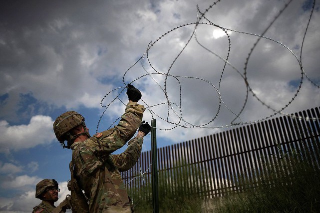 Des soldats américains déployés à Hidalgo, au Texas,... (Photo ADREES LATIF, archives REUTERS)