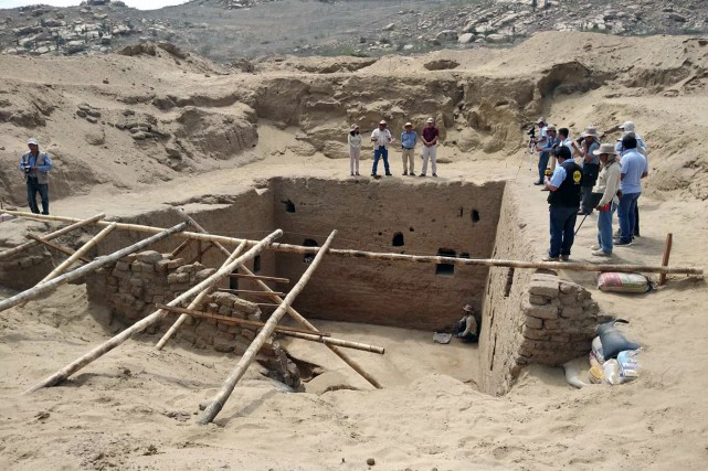 Des archéologues péruviens ont découvert une chambre funéraire de l'époque des... (Photo STR, AFP)