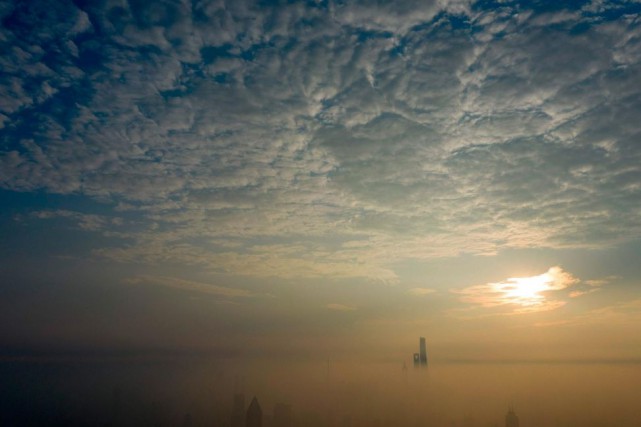 Une journée polluée à Shanghai, en Chine... (photo Johannes EISELE, archives agence france-presse)