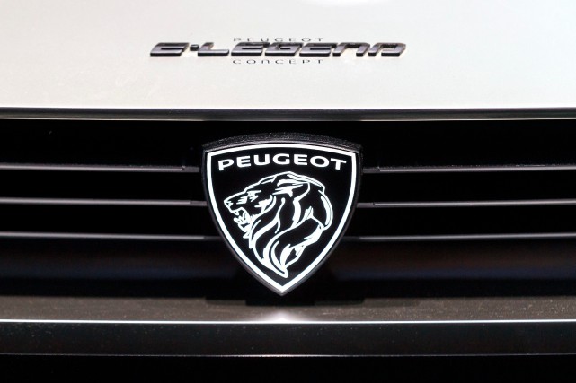 PSA achètera-t-il Fiat-Chrysler ? La famille Peugeot soutiendra toute future acquisition L'écusson Peugeot, visible sur la calandre d'un prototype... (PHOTO CYRIL ZINGARO, AP)