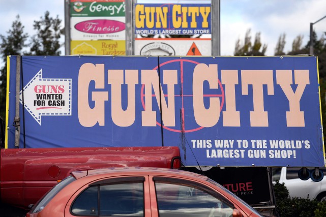 Un panneau publicitaire pour un magasin d'armes de... (PHOTO WILLIAM WEST, AGENCE FRANCE-PRESSE)